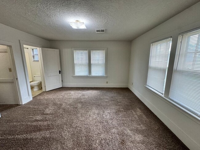 Building Photo - Game day and private campus parking, this cute 1 bed is conveniently located and ready for move in!