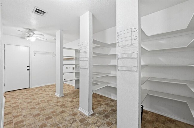 Building Photo - 11140 Currin Ln