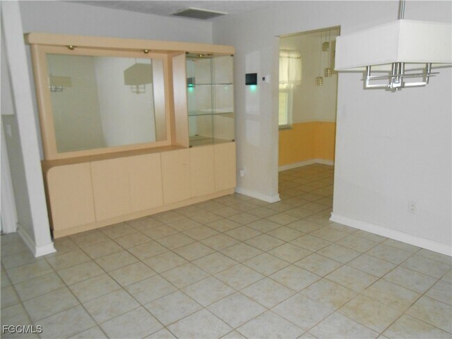 Building Photo - 1406 Alwynne Dr S