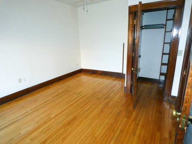 Building Photo - 15 E Main St