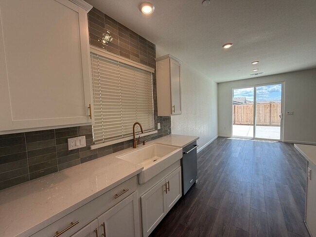 Building Photo - 3 bedroom, 2 bathroom home located in the vibrant community of Madera, CA