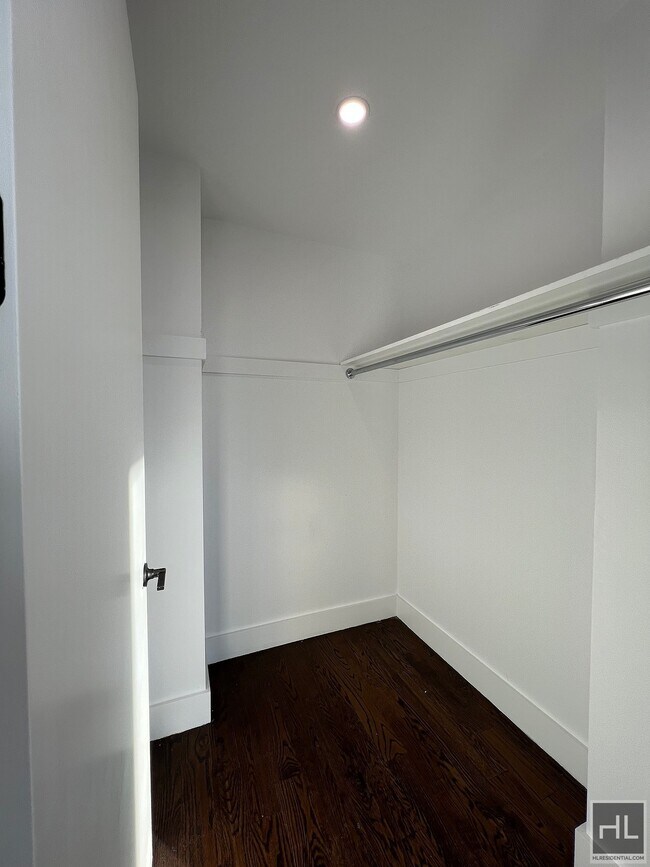 Building Photo - NEW YORK AVENUE