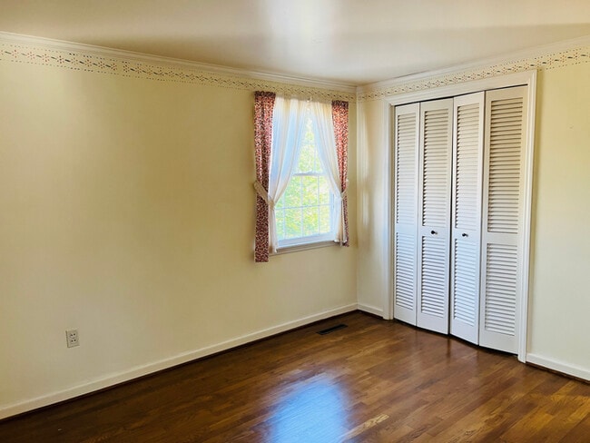 Building Photo - 1 Hickory Ln