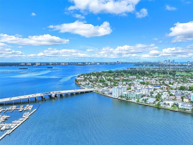 Building Photo - 2000 Bay Dr