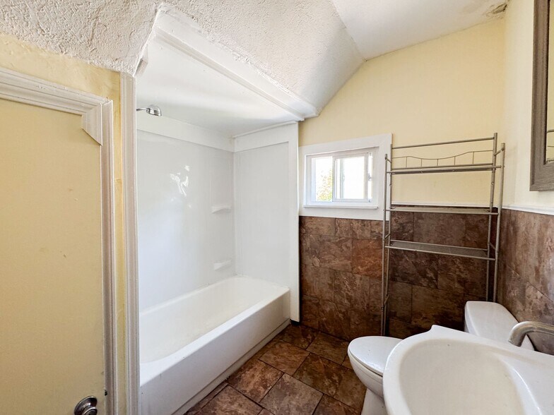 Building Photo - 3153 W 106th St