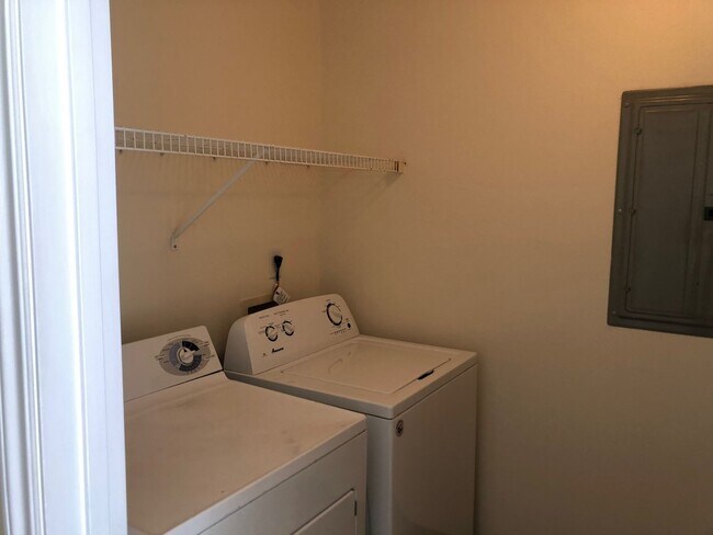 Building Photo - Walnut Grove 2 Bedroom, 2 Bath Condominium