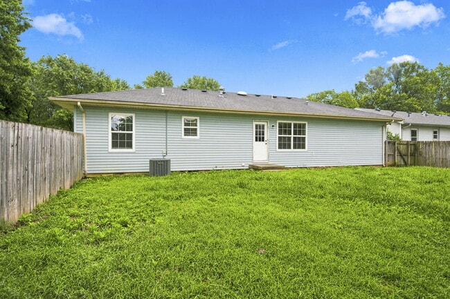 Building Photo - 511 E Dyann Dr