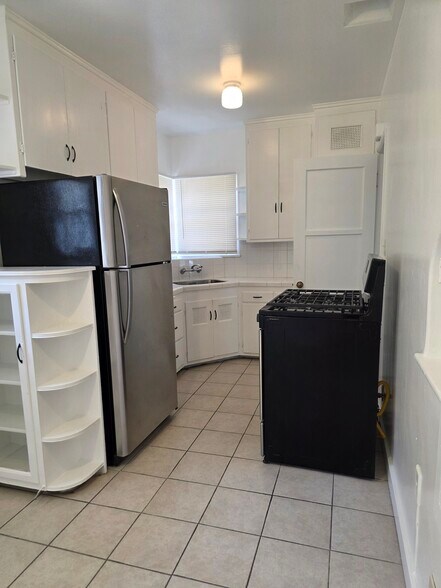 Building Photo - 10917 Moorpark St