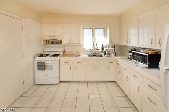 Building Photo - 100 Eastern Wy