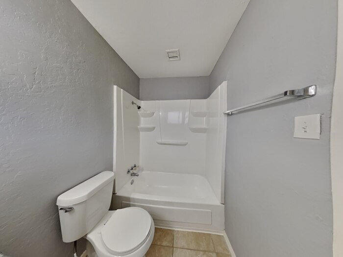 Building Photo - 722 E Brown Ln