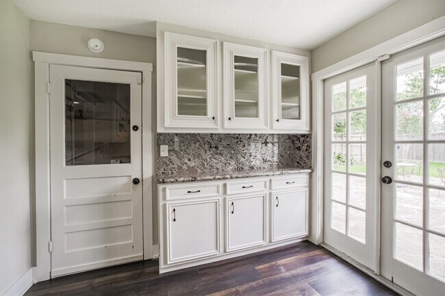 Building Photo - 4924 Mimosa Dr