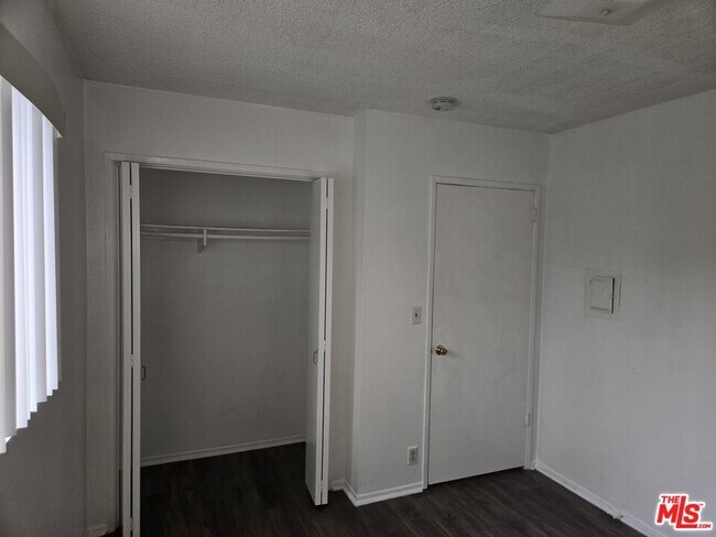 Building Photo - 1233 Tamarind Ave