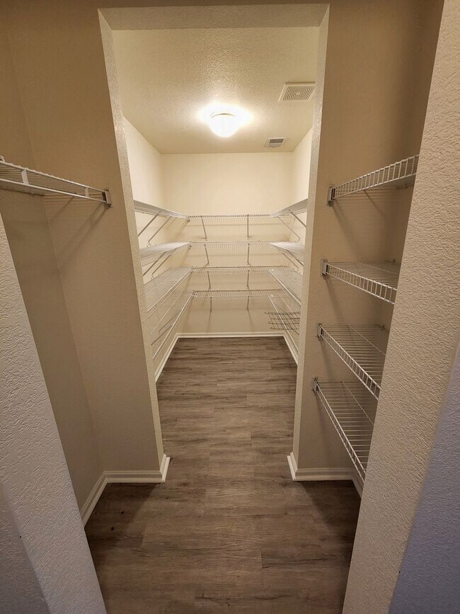 Building Photo - Charming 3 Bed 2 Bath Townhome for Rent in...