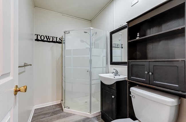 Building Photo - 2414 Emlong St