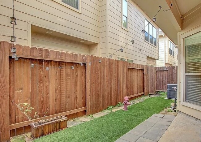 Building Photo - 3811 Center Plaza Dr