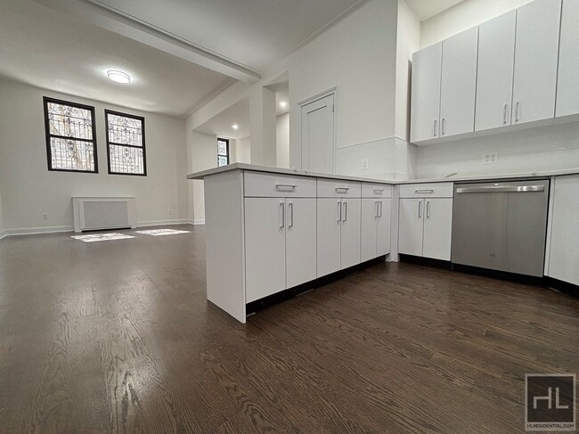 Building Photo - 25 W 68th St