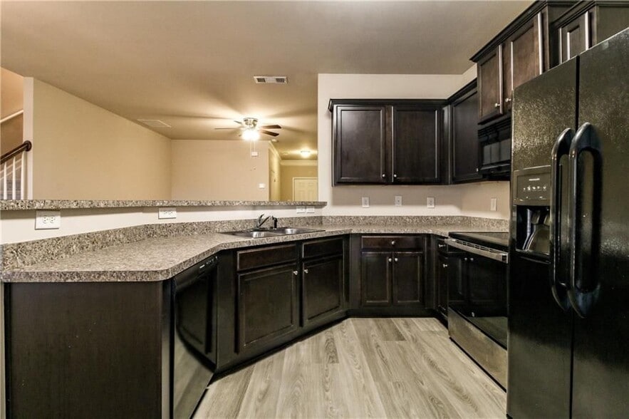 Building Photo - 606 Oakside Pl