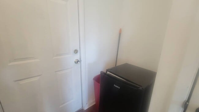 Building Photo - 1020 5th St