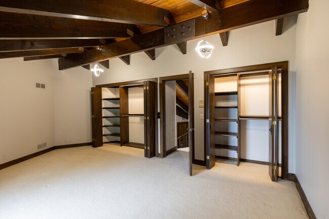 Building Photo - 1240 E Donges Ct