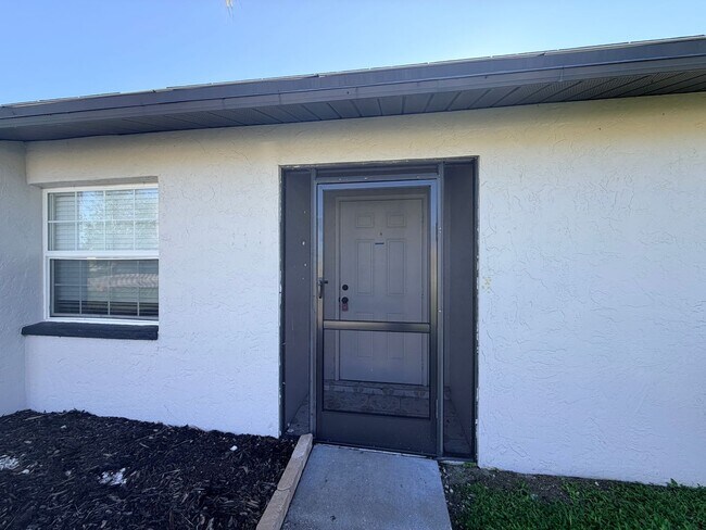 Building Photo - 2 Bed 2 Bath Duplex with Screened Lanai in SE Cape Coral
