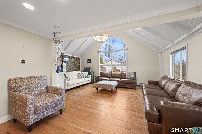 Building Photo - 297 South Rd