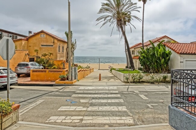 Building Photo - 1 HOUSE FROM BEACH! CHARMING, DETACHED UNIT W/ OCEAN VIEWS & 1-CAR GARAGE IN WALKSTREET TRIPLEX!