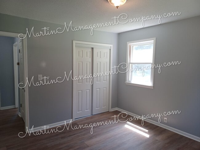 Building Photo - 109 E Clay St