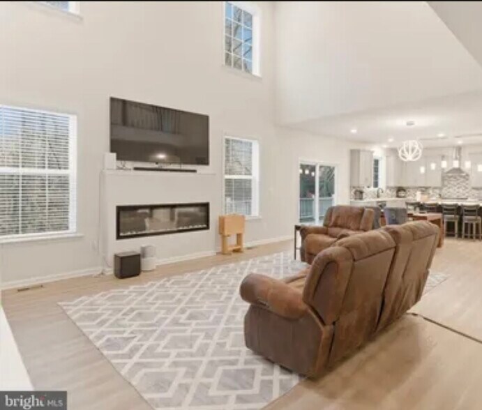 Building Photo - 10910 Meridian Hill Way