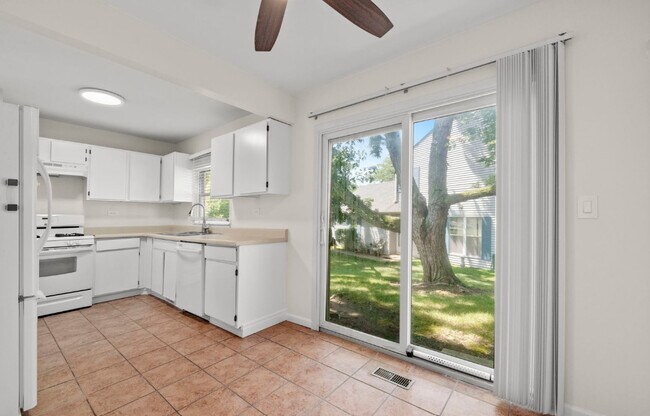 Building Photo - 2651 Country Oaks Ct