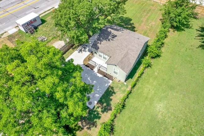 Building Photo - Charming 2 Bed / 1 Bath Home – Convenient ...