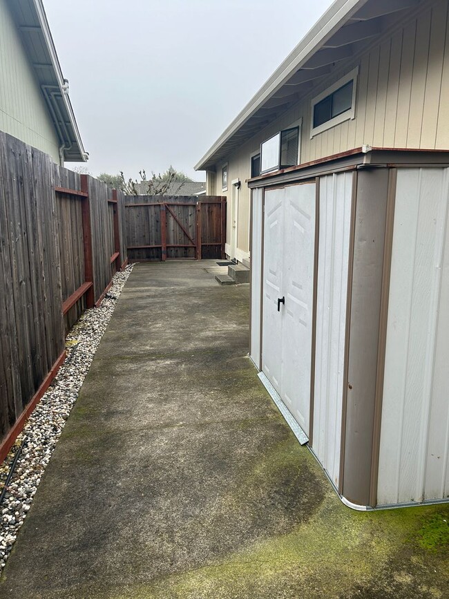 Building Photo - Beautiful East Petaluma Home