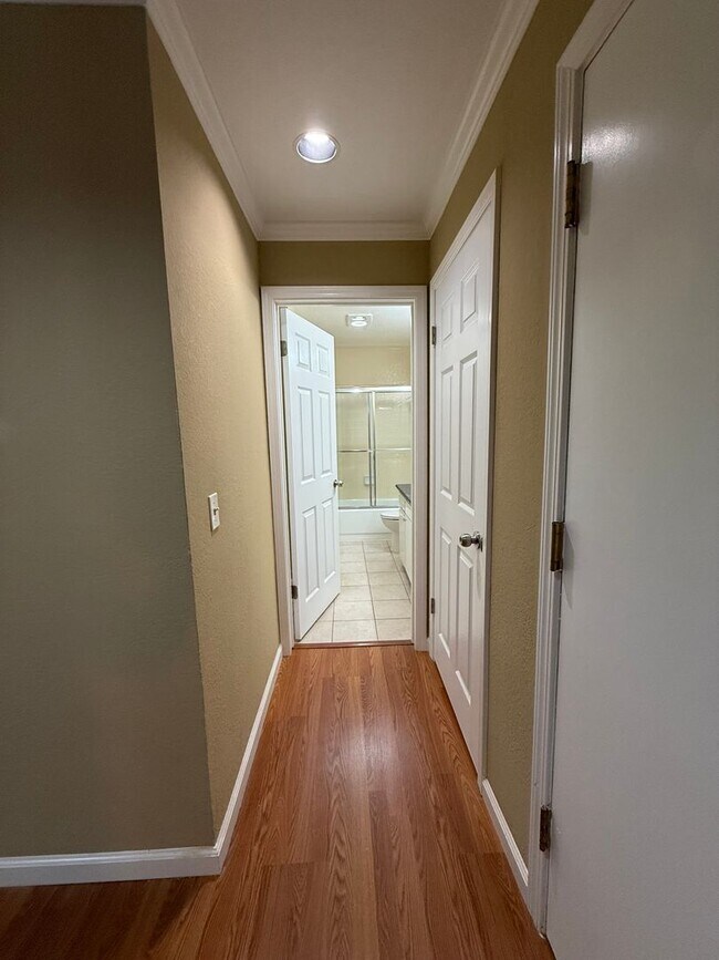 Building Photo - Spacious 2 Bedroom 2 Bath Condo with a View