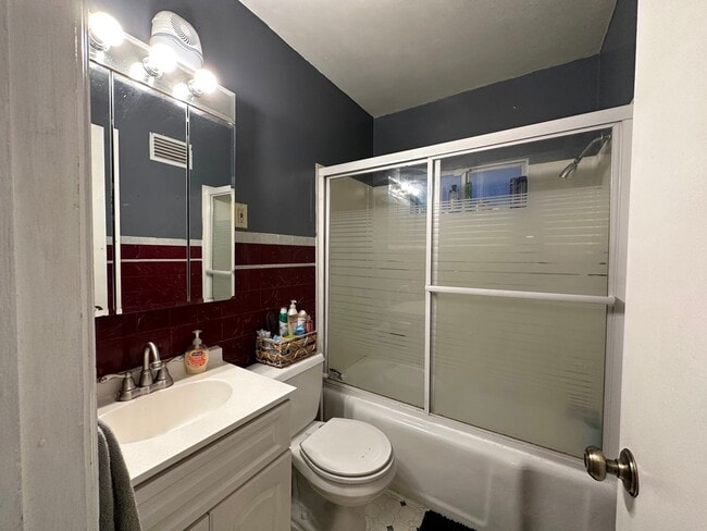 Building Photo - Available August!  Cozy 2 Bedroom, 2 Bathr...