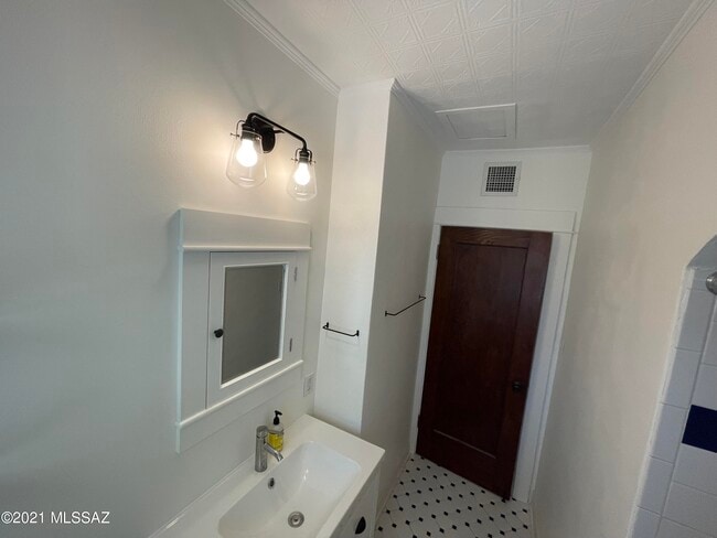 Building Photo - 1041 E Grant Rd