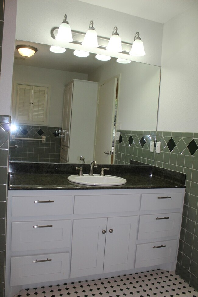 Building Photo - 3 BEDROOM, NORTH BELTON