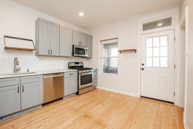 Building Photo - 2136 N Avers Ave