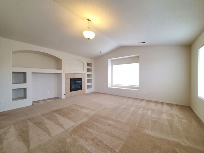 Building Photo - Stunning 2 story 2575 sq ft home- New Carpet