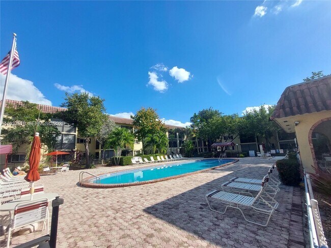 Building Photo - 253 S Cypress Rd