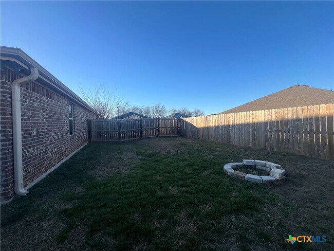 Building Photo - 1401 Loyal Ln