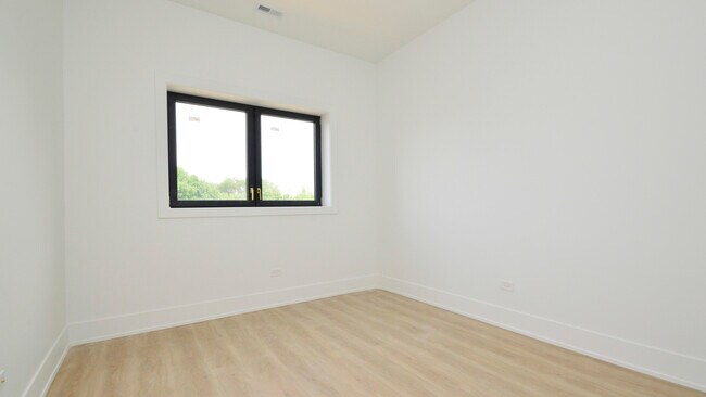 Building Photo - 2513 N Halsted St
