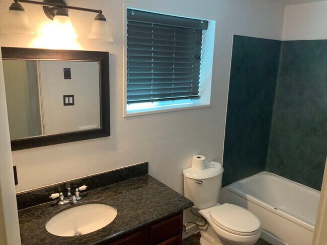 Building Photo - 2 Bedroom Off Coburg Rd.