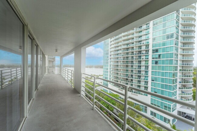 Building Photo - 2025 Brickell Ave