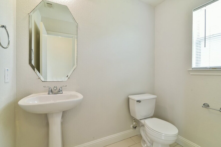 Building Photo - 18427 Westgate Pasture Ln