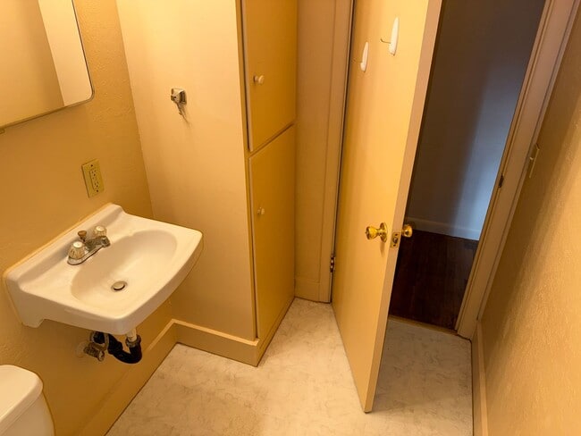 Building Photo - Updated 2 bedroom 1 bath duplex in Eugene!