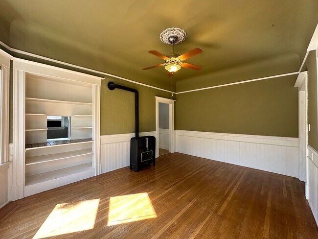 Building Photo - Upstairs 2 Bedroom - Near UCD Med Center