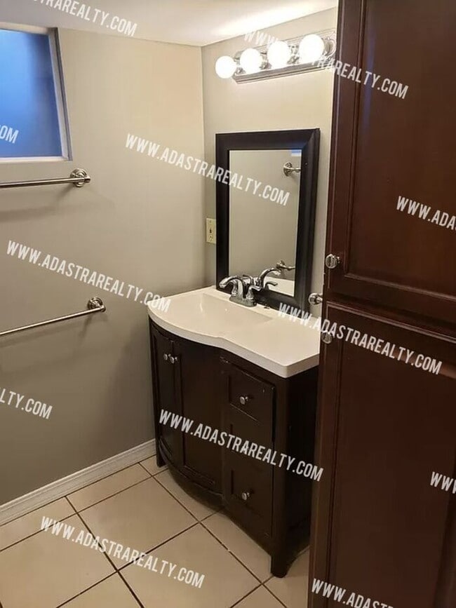 Building Photo - GORGEOUS 3 Bed 2 Bath House in Merriam-Available NOW!!!