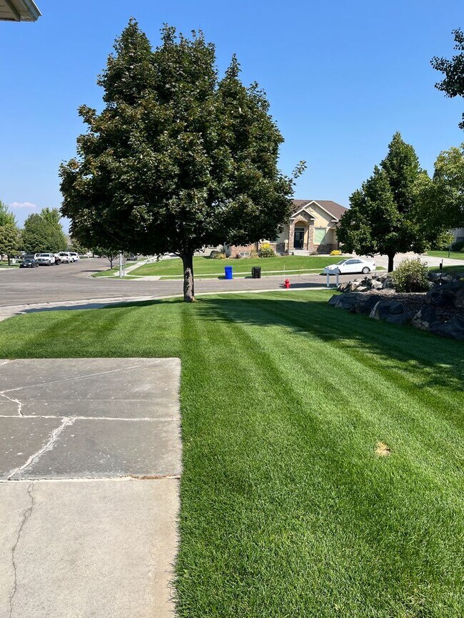 Building Photo - **$100 OFF FIRST MONTHS RENT!** Stunning 5 bed 3.5 bath twin-home on the Rexburg Hill