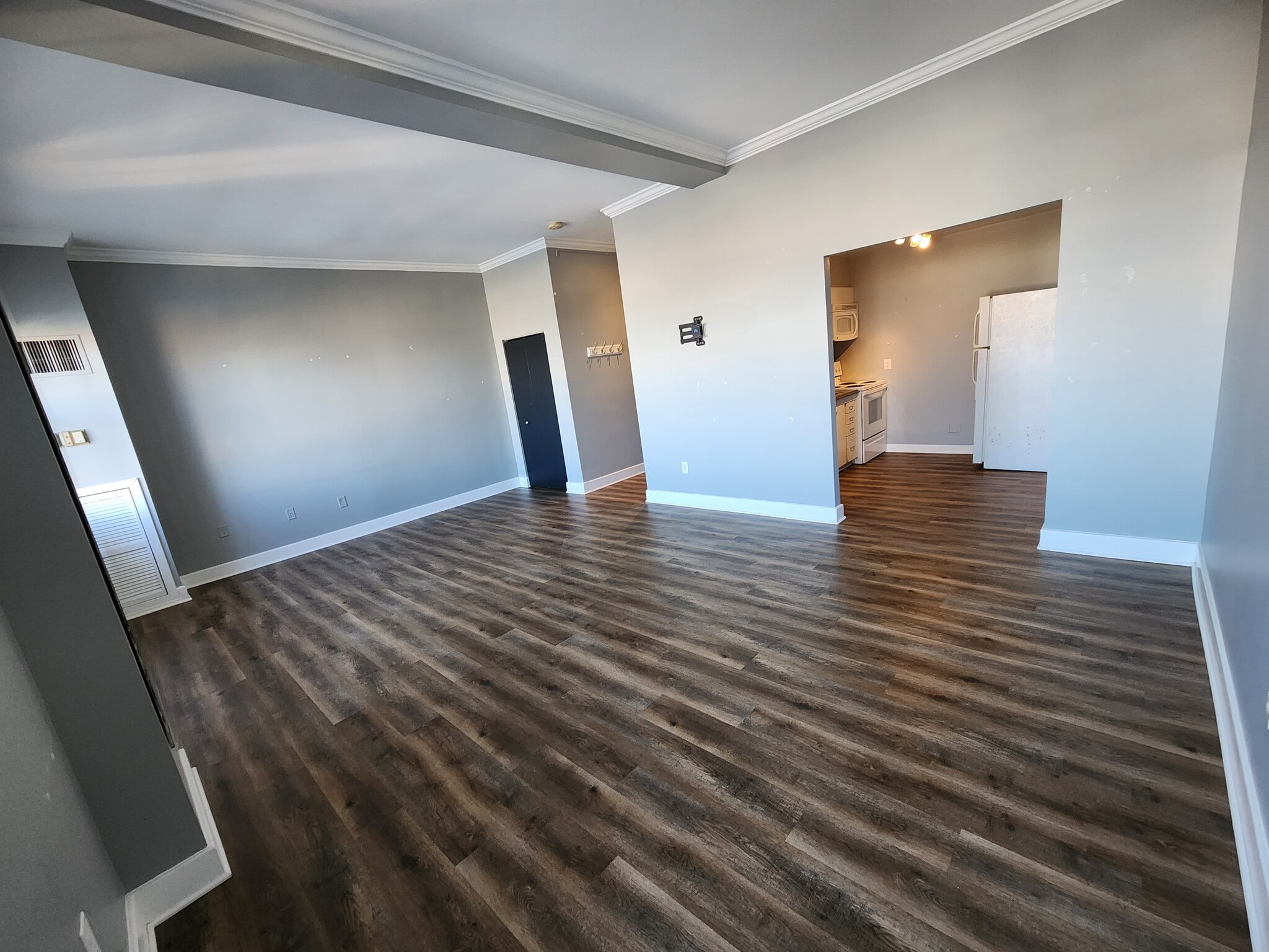 10 ft ceilings - 1 E Chase St