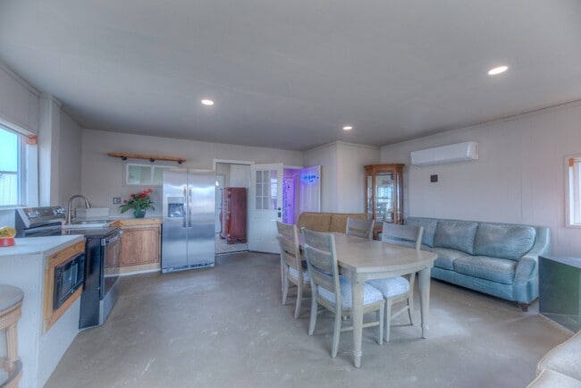 Building Photo - 6658 Bratton Rd