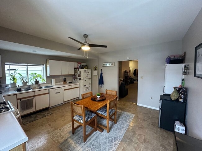 Building Photo - *** Amazing Apartment in Mt. Washington * Pet Friendly * Duplex style * Available Now * Spacious ...